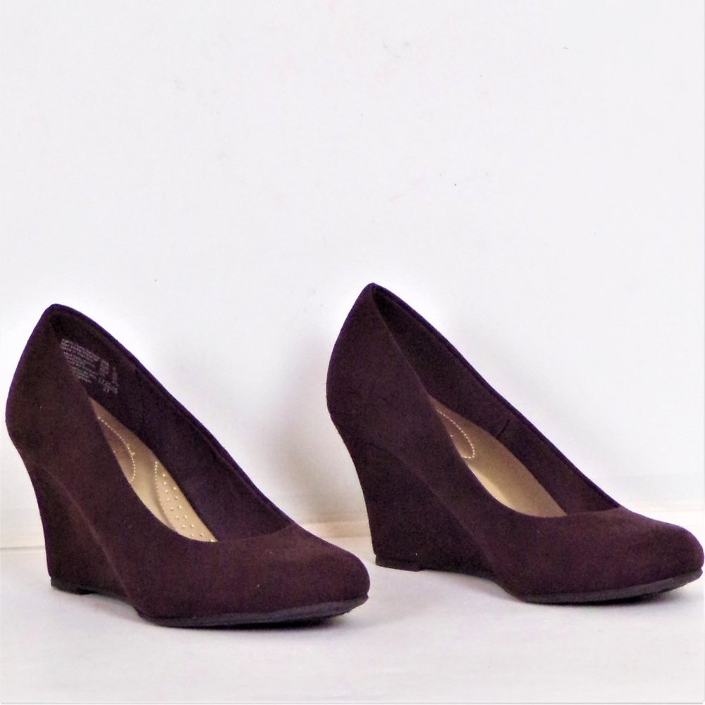 DEXFLEX COMFORT size 5 brown faux-suede wedge-heel pumps cushioned insoles